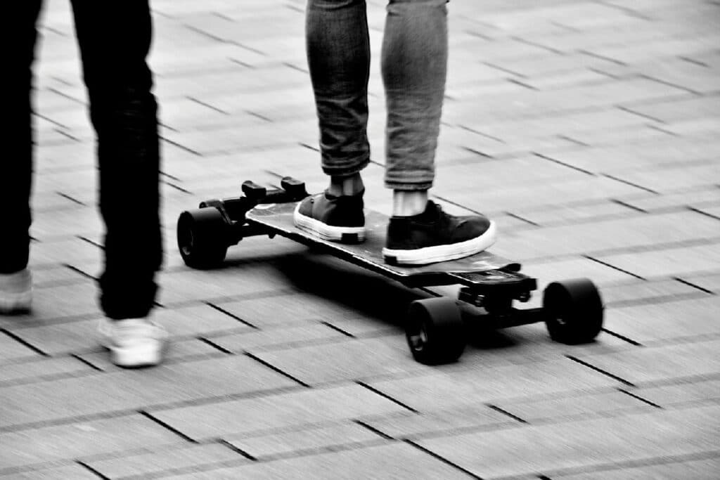 Pourquoi choisir un skate électrique pour vos trajets quotidiens