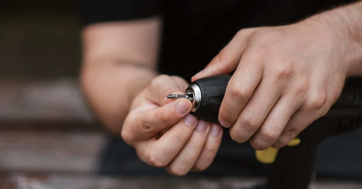 perceuse à percussion puissante et polyvalente, idéale pour percer le béton, la brique et d'autres matériaux durs avec facilité et précision.