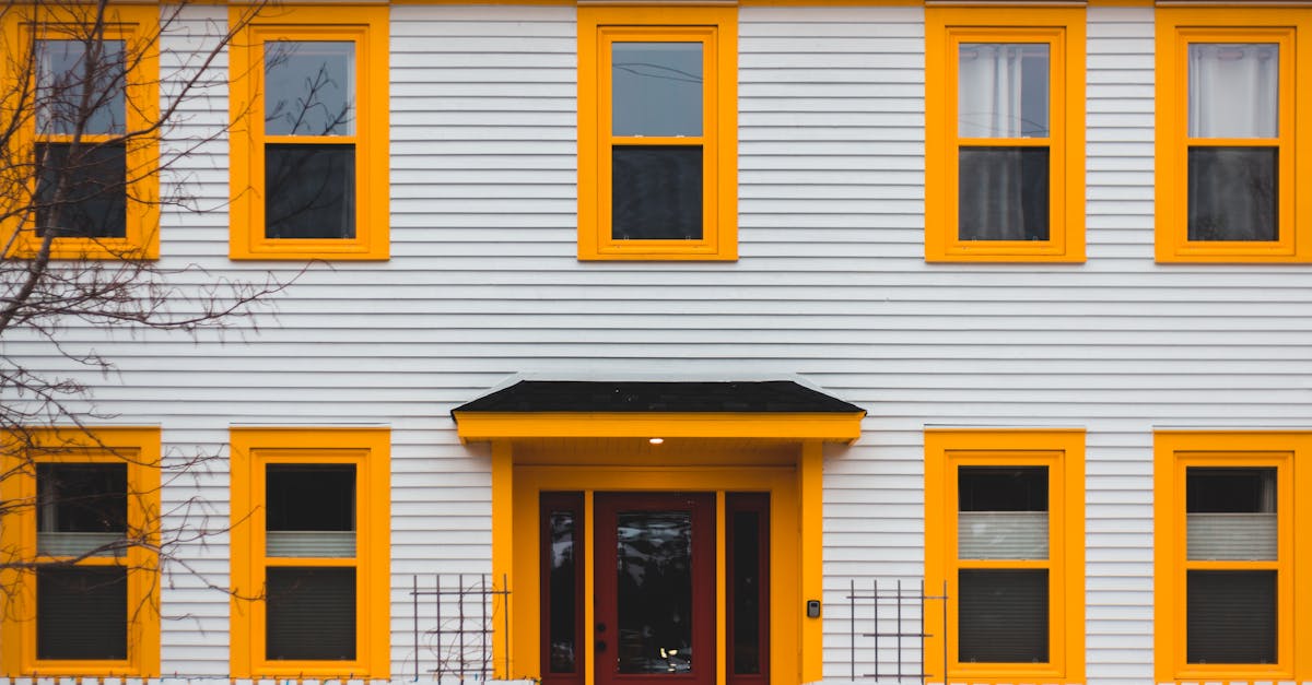 rénovation de façade de maison : redonnez fraîcheur et éclat à votre extérieur grâce à un repeinte professionnelle et durable.