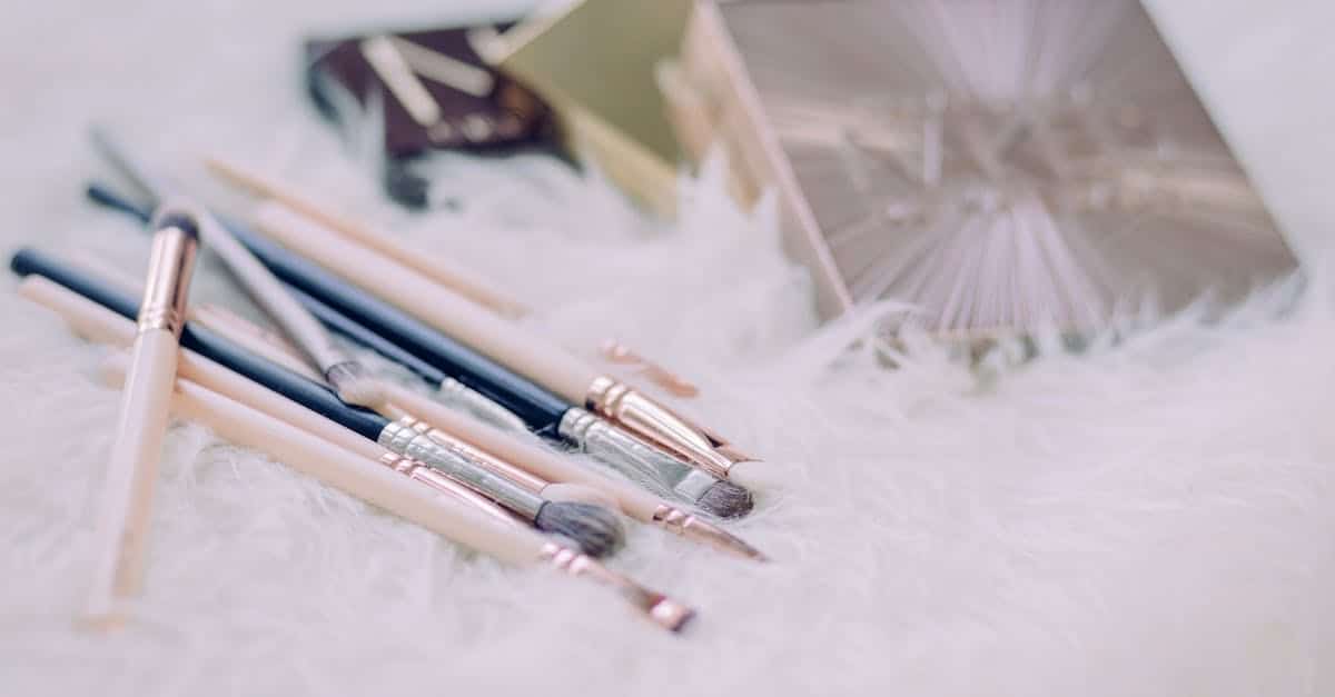 découvrez nos astuces efficaces pour nettoyer vos pinceaux de maquillage et préserver leur qualité pour un teint parfait.