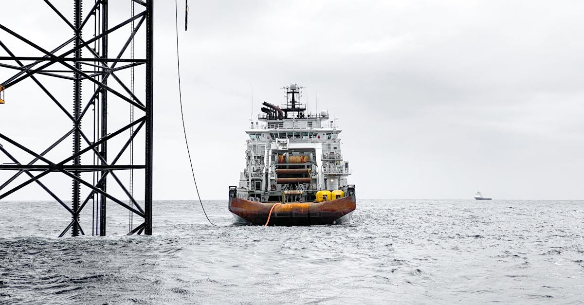 découvrez les dernières tendances et analyses des prix du pétrole, fluctuations du marché et leurs impacts économiques mondiaux.