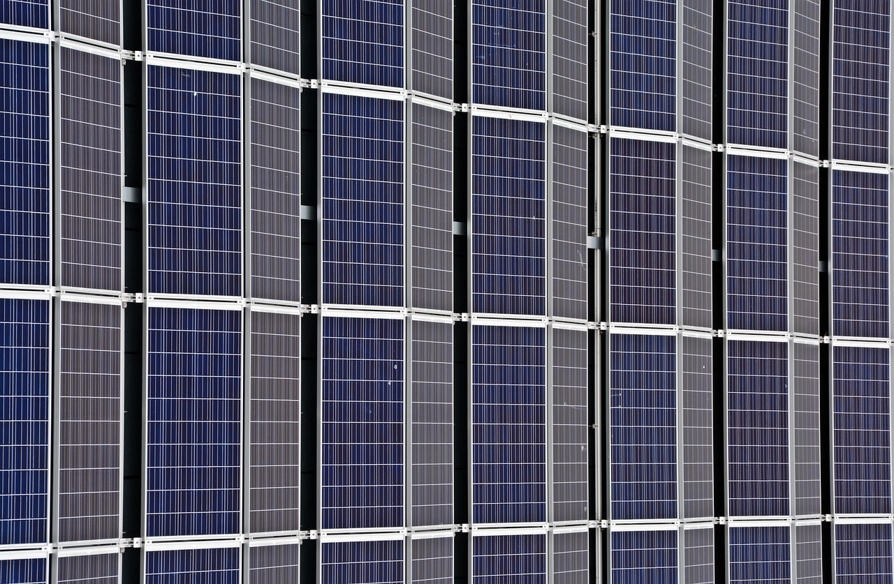 découvrez notre auvent solaire innovant qui combine protection et énergie renouvelable pour votre maison ou votre entreprise.