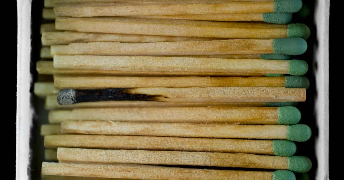 découvrez comment nettoyer une casserole brûlée efficacement et retrouver des ustensiles de cuisine impeccables.