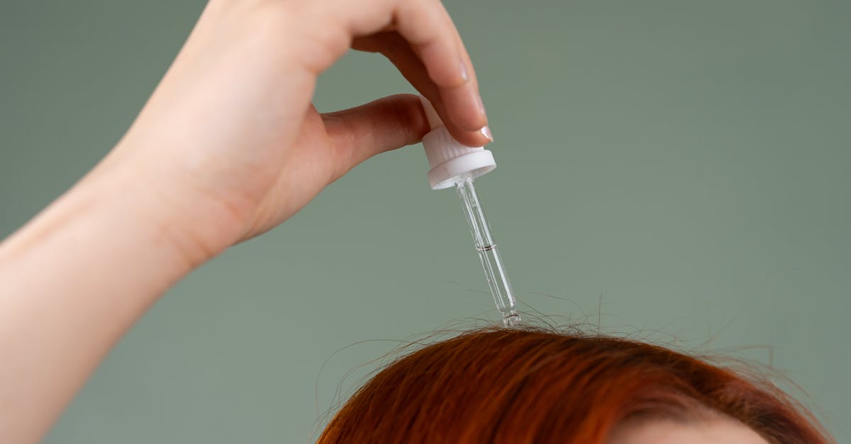 découvrez nos solutions efficaces contre les pellicules pour un cuir chevelu sain et des cheveux brillants. conseils et traitements anti-pelliculaires adaptés à tous types de cheveux.