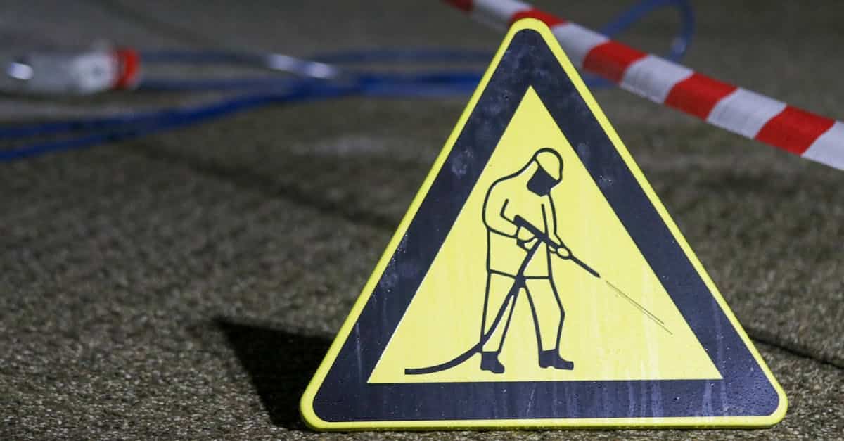 découvrez les dangers de l'électrocution, ses causes, symptômes et conseils pour prévenir les accidents électriques.