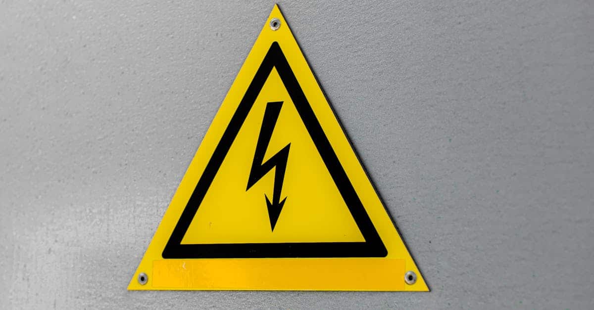 découvrez les causes, les risques et les mesures de prévention contre l'électrocution pour assurer votre sécurité électrique au quotidien.