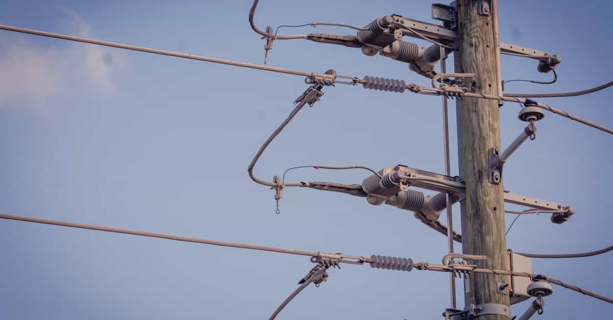 découvrez les dangers de l'électrocution, ses causes, symptômes et les premiers gestes à adopter pour prévenir les risques liés à l'électricité.