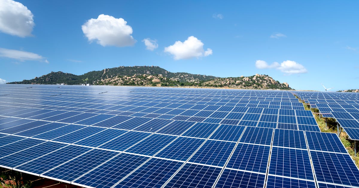 découvrez les avantages de l'énergie solaire flottante, une solution innovante et durable pour produire de l'électricité propre sur les plans d'eau.