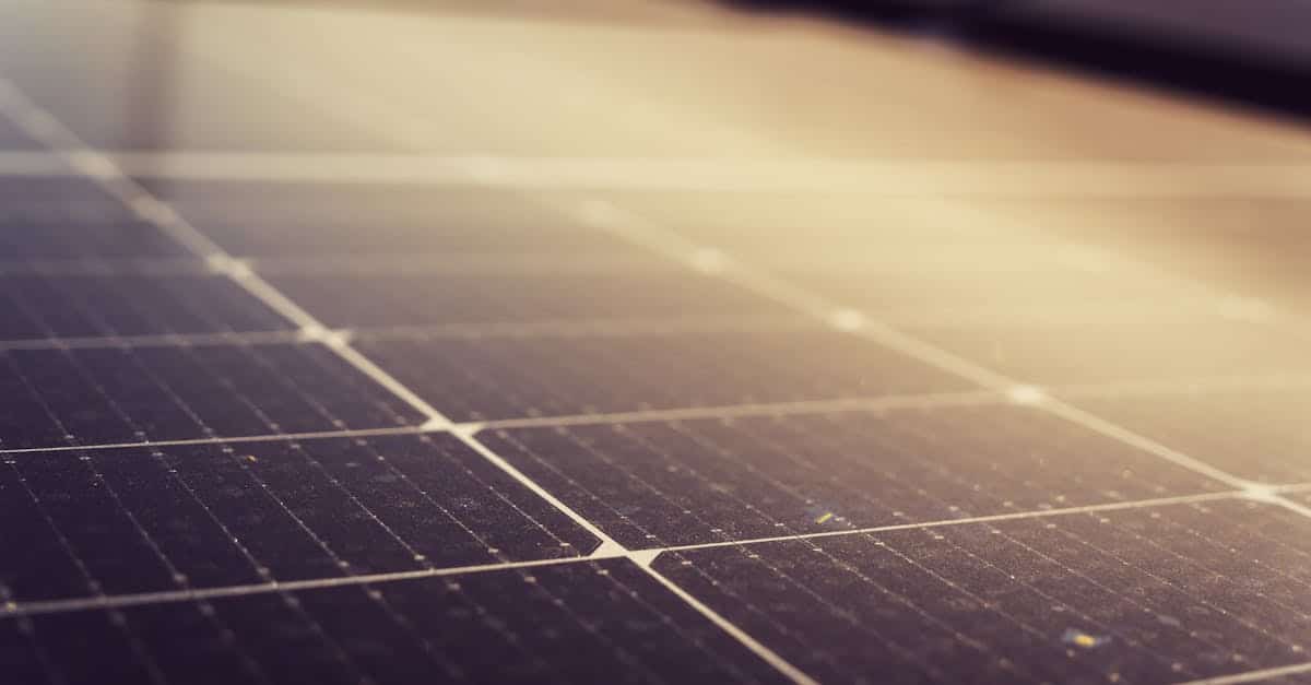 découvrez les risques d'incendie liés aux panneaux photovoltaïques et les mesures de prévention pour assurer la sécurité de votre installation solaire.