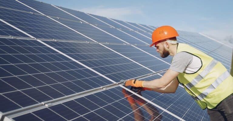 découvrez nos solutions d'installation photovoltaïque pour produire une énergie propre et renouvelable, réduire vos factures d'électricité et contribuer à un avenir durable.