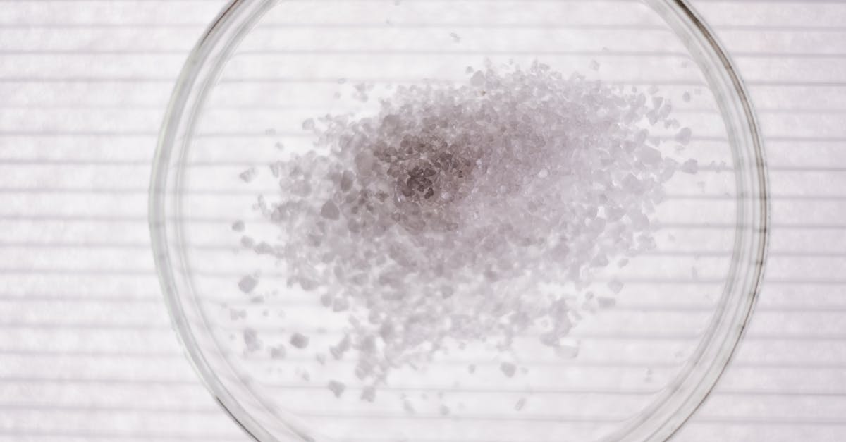 découvrez les cristaux de soude, un produit naturel et polyvalent idéal pour le nettoyage écologique de votre maison, dégraissage, adoucissement de l'eau et amélioration de la lessive.