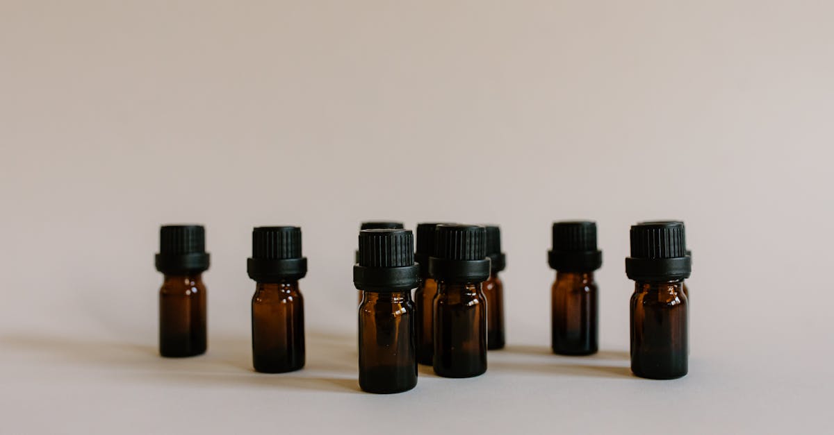 découvrez les bienfaits de l'huile essentielle d'arbre à thé, reconnue pour ses propriétés purifiantes, antibactériennes et cicatrisantes. parfaite pour soin de la peau et bien-être naturel.
