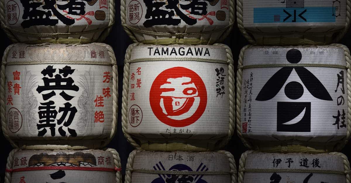 découvrez l'art japonais du empilage de gobelets, une activité ludique et créative mêlant rapidité et précision.