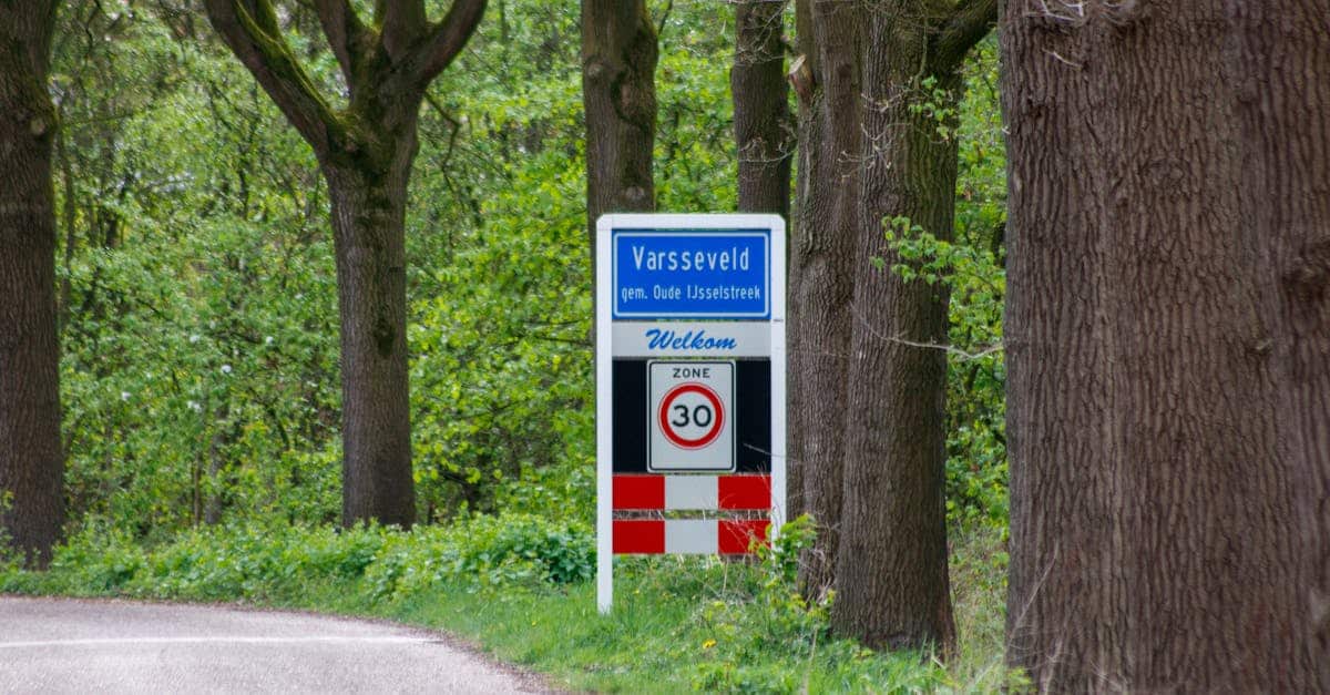 découvrez tout ce qu'il faut savoir sur les zones à faibles émissions, leurs règles, les véhicules concernés et comment circuler en respectant l'environnement.