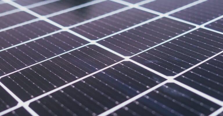 découvrez nos canopées photovoltaïques, une solution innovante pour produire de l'énergie solaire tout en offrant ombre et protection.