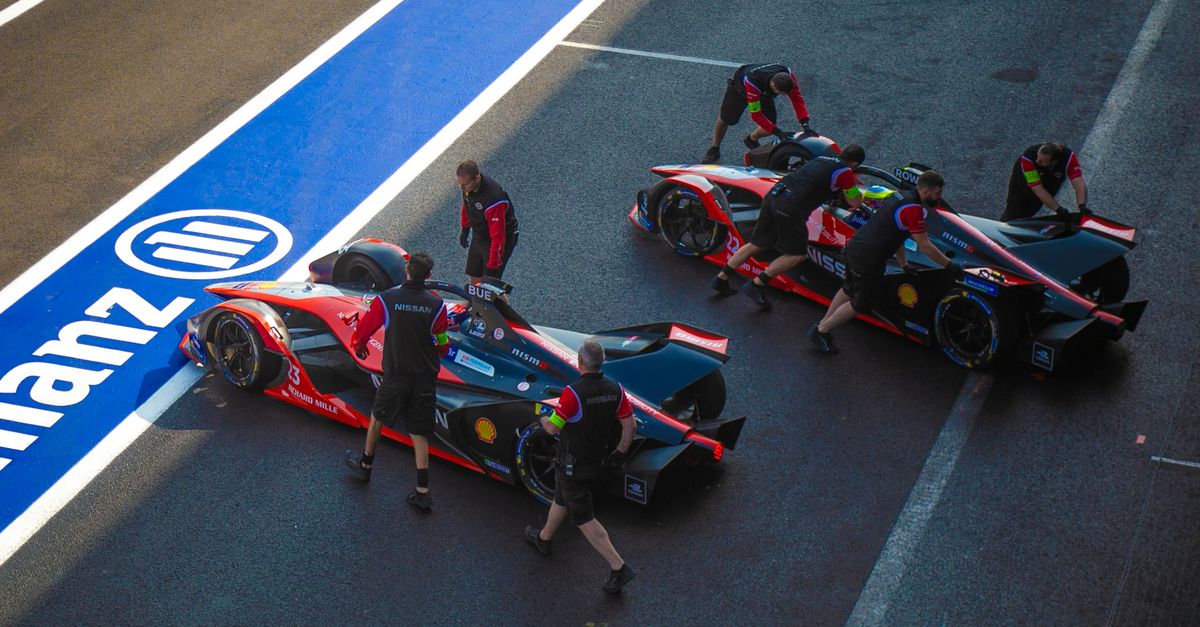 fabricant chinois de voitures de sport électriques, alliant performance et technologie avancée pour une conduite durable et innovante.