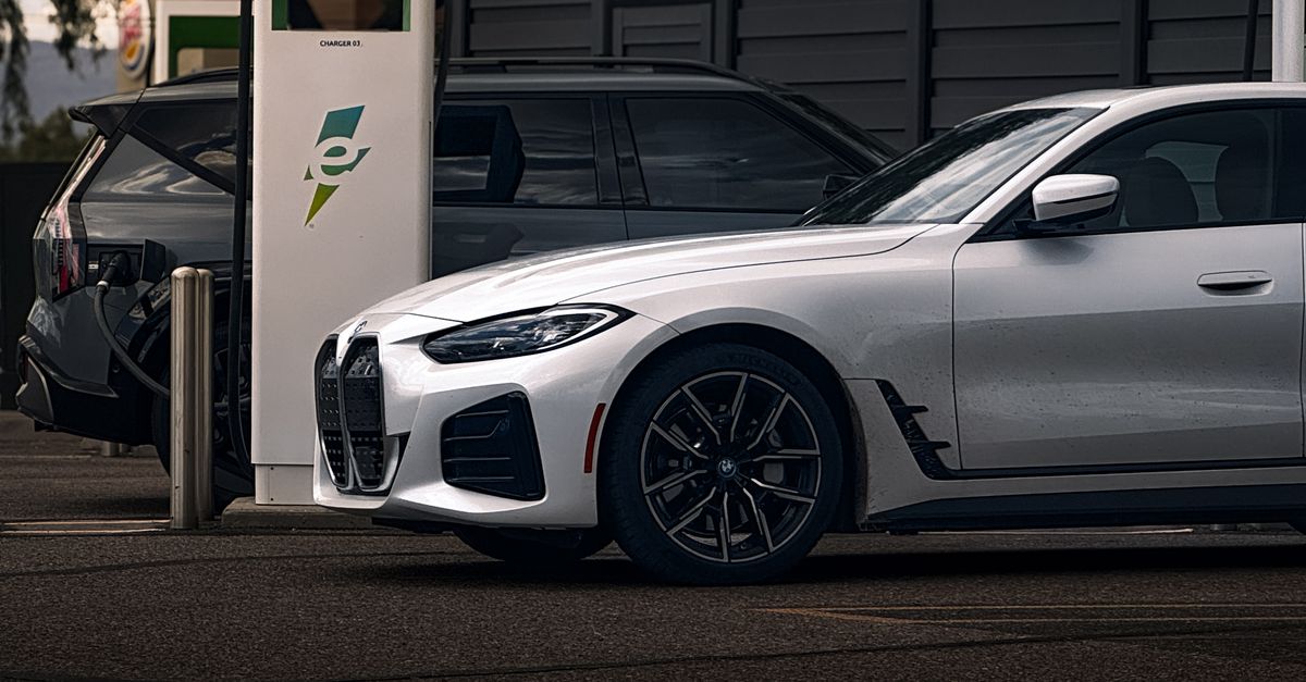 stations de recharge rapide pour véhicules électriques : rechargez votre voiture en un temps record grâce à nos bornes performantes et accessibles.