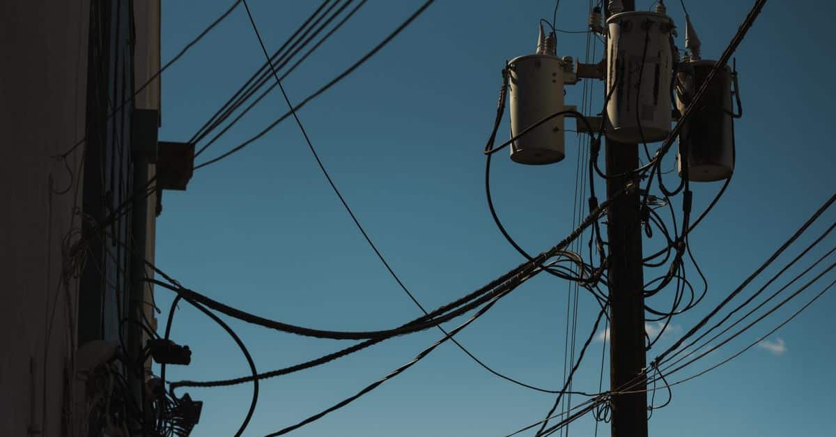 découvrez les causes et l'impact de l'augmentation des prix de l'électricité ainsi que des conseils pour mieux gérer votre consommation énergétique.