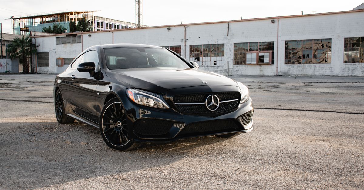 découvrez la mercedes c400 4matic, une berline élégante alliant performance et technologie de pointe pour une conduite exceptionnelle en toutes saisons.
