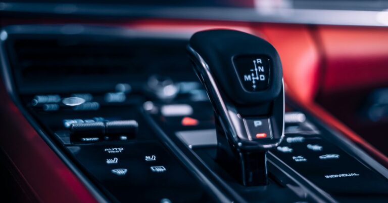 découvrez la porsche taycan e-shift, une voiture électrique alliant performance sportive et technologie de pointe pour une conduite dynamique et innovante.