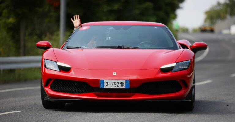 découvrez la vente aux enchères exceptionnelle d'une ferrari électrique, alliant performance sportive et innovation écologique. ne manquez pas cette opportunité unique !