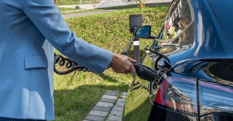 découvrez tout sur la recharge des véhicules électriques : types de bornes, installation, conseils pratiques et astuces pour optimiser l'autonomie de votre voiture électrique.