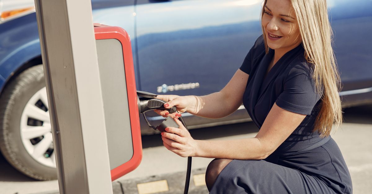 la canicule en hongrie provoque un ralentissement de la recharge des véhicules électriques aux stations de charge.