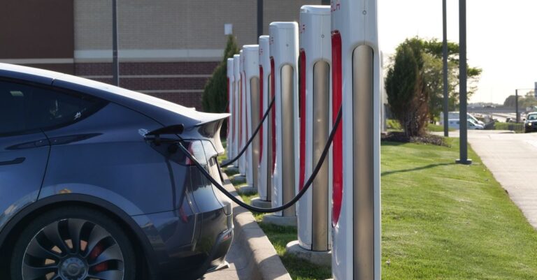 la canicule en hongrie provoque un ralentissement aux stations de recharge, impactant la mobilité électrique.