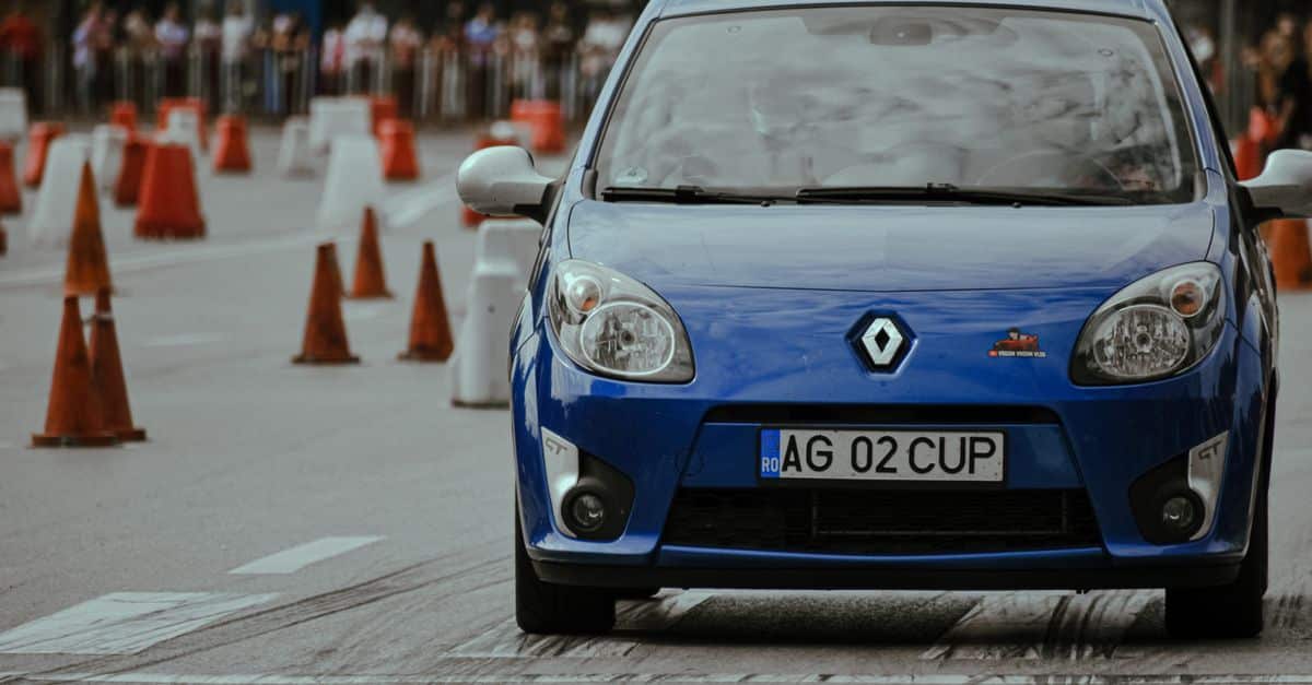 découvrez la renault 5 électrique, une citadine innovante alliant design rétro et technologie moderne pour une conduite écologique et performante.