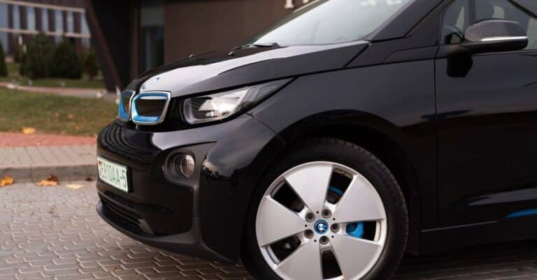 découvrez la bmw i3, une voiture électrique au design audacieux, idéale pour des déplacements urbains silencieux et sans émissions à l’échappement.