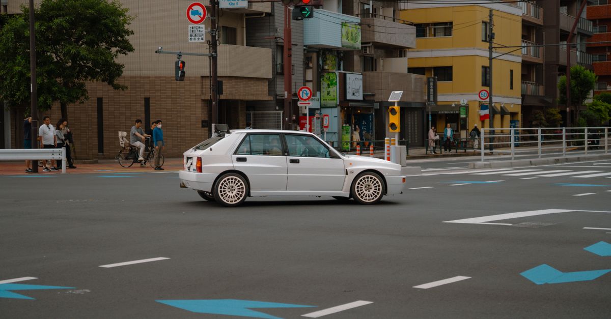 découvrez notre essai de la lancia gamma hf integrale : performances, design, comportement routier et héritage de cette sportive italienne.
