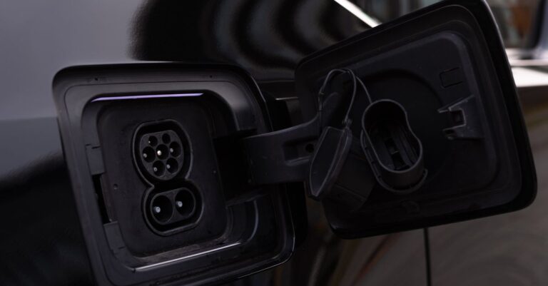 découvrez la prise de recharge intelligente pour véhicule électrique : pilotez la charge, optimisez votre consommation et rechargez en toute simplicité.